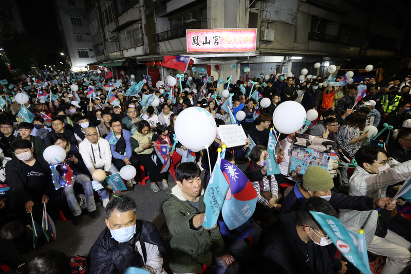 柯文哲8日晚間在台南市北區延平鳳山宮封路開講，許多支持者前來力挺。圖/中央社