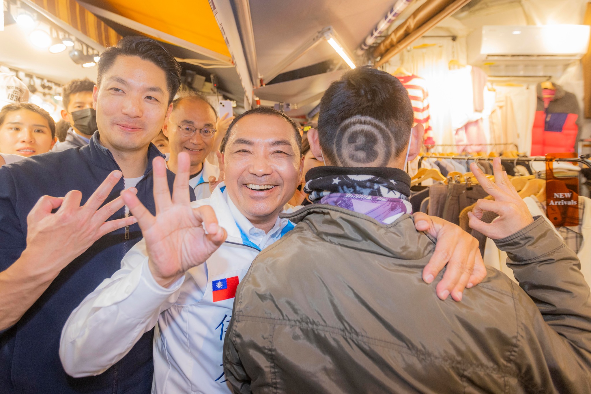 台北市長蔣萬安「撩下去」，陪同國民黨總統候選人侯友宜掃街拜票，在高雄瑞豐夜市，兩人還遇到熱情粉絲在剃出「3」的字樣。圖／引自侯友宜臉書
