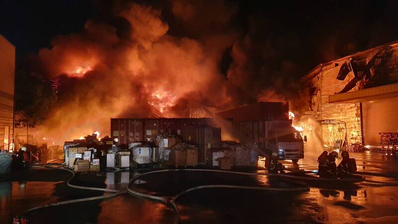 屏東萬丹一間家電工廠起火，火勢不停延燒，初估造成上億災損。圖/中央社