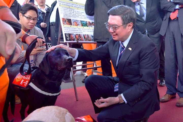 行政院長卓榮泰(右)30日與緝毒犬互動。圖/行政院提供