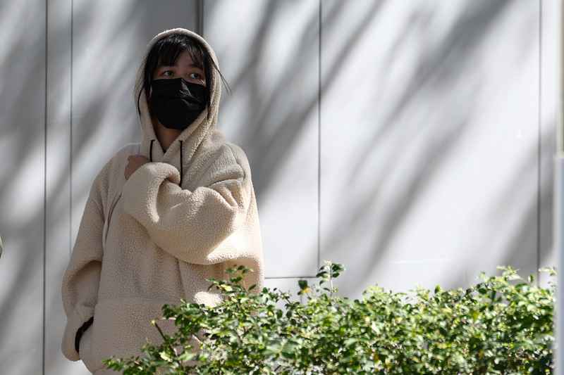 大雪來臨天氣變寒冷，需注意保暖。圖/中央社