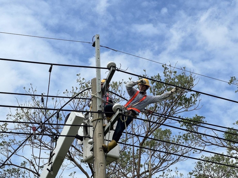 台電基層員工對台電公司治理非常不滿，也反對漲電價。圖為去年颱風山陀兒重創高雄，台電員工努力搶修。圖/中央社