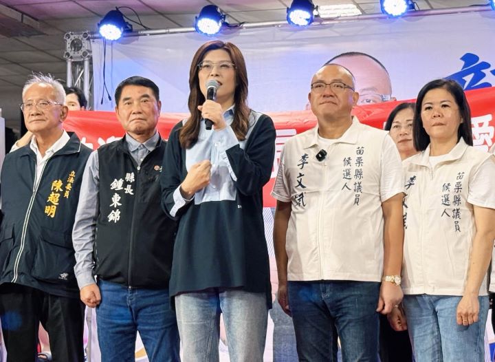   李文斌（右2）競選總部成立大會，國民黨主席鄭麗文（中）苗栗縣長鍾東錦（左2）、縣籍立委陳超明（左），以及多名藍營鄉鎮市長、縣議員和鄉鎮市民代表參選人到場。圖/取自鄭麗文臉書