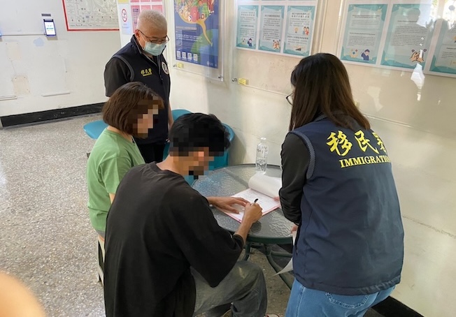 移民署南區事務大隊高雄市專勤隊幫助一名日籍母親（左二），順利找到失聯的兒子。圖／移民署高雄市專勤隊提供