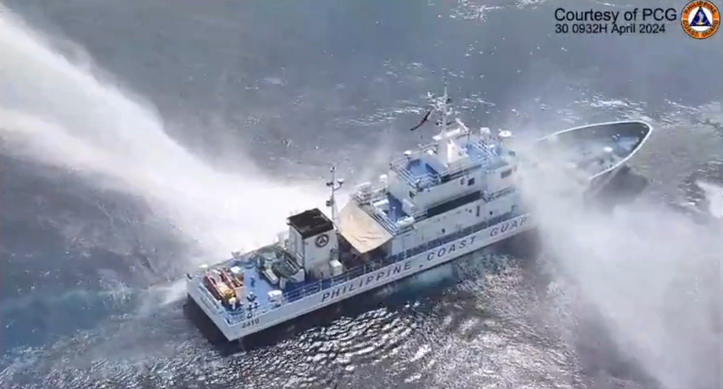 中國海警船對進入黃岩島的菲律賓海警船發射水砲。 圖/取自 Jay TarrielaＸ