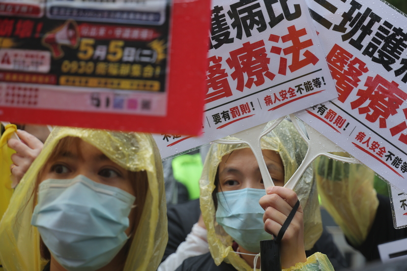 痛批賴清德政見跳票！上千護理師包圍衛福部大雨中抗議　爭「三班護病比」入法