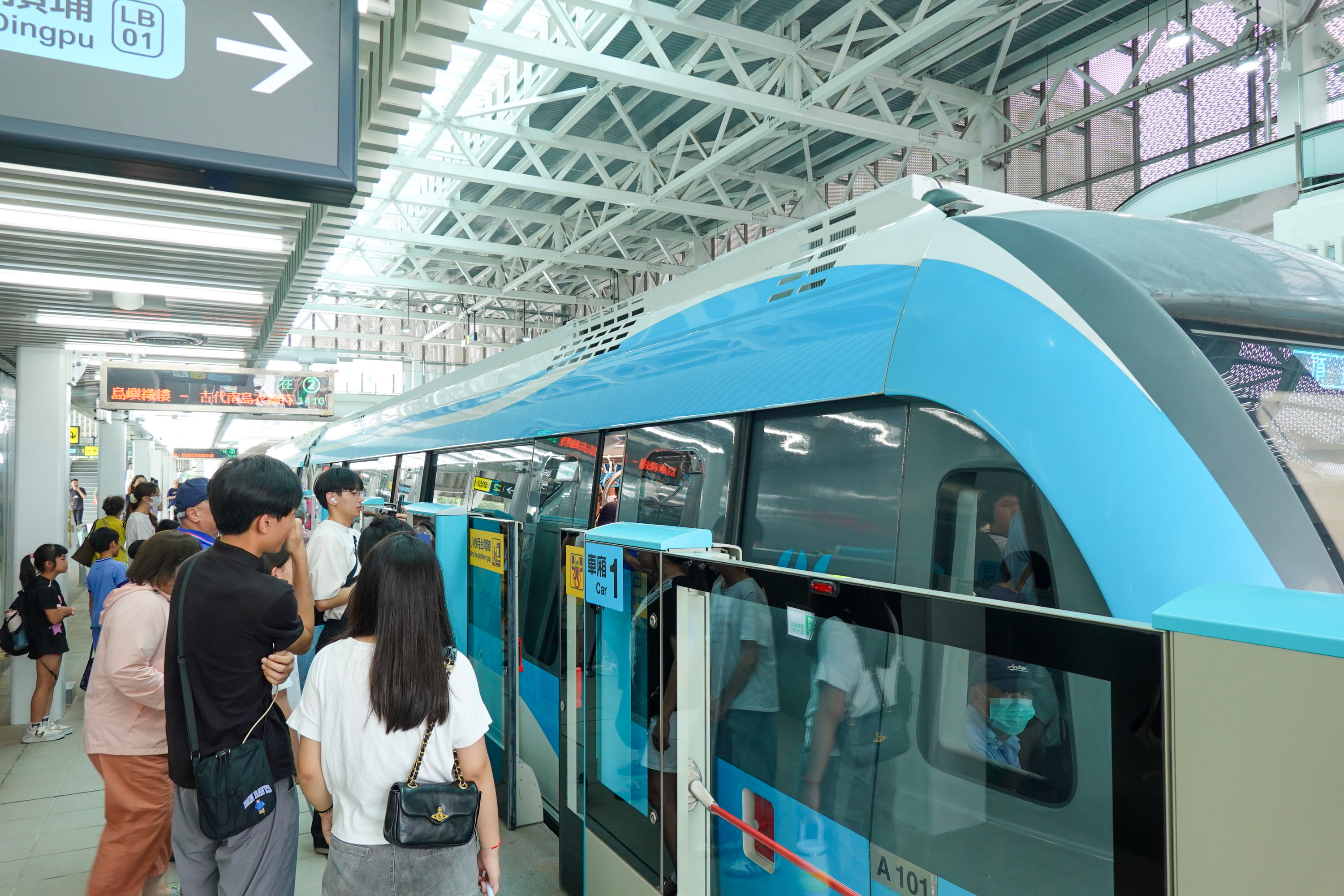 捷運三鶯線通車首日，已經吸引不少民眾試乘。圖/記者黃楚甯攝