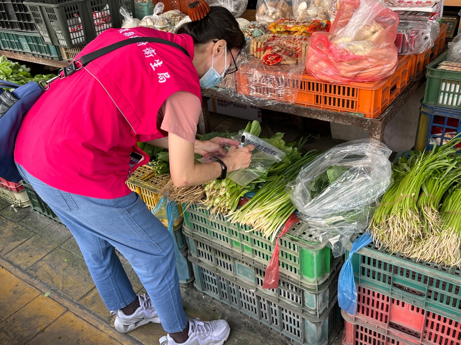 南投衛生局抽查市面上的蔬菜水果與肉品。圖/取自南投衛生局官網