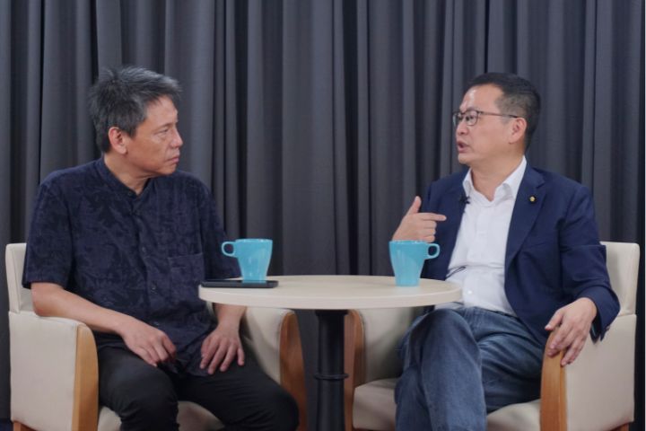 立委羅智強（右）與主持人謝寒冰（左）。圖/記者梁鴻欣攝