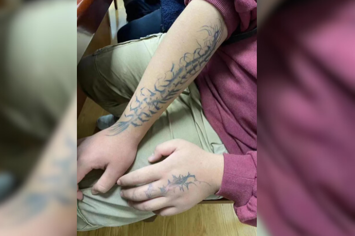 紋身店收16歲男孩在手臂上刺了一條大蜈蚣，圖為當事人的紋身。圖／取自上海金山法院