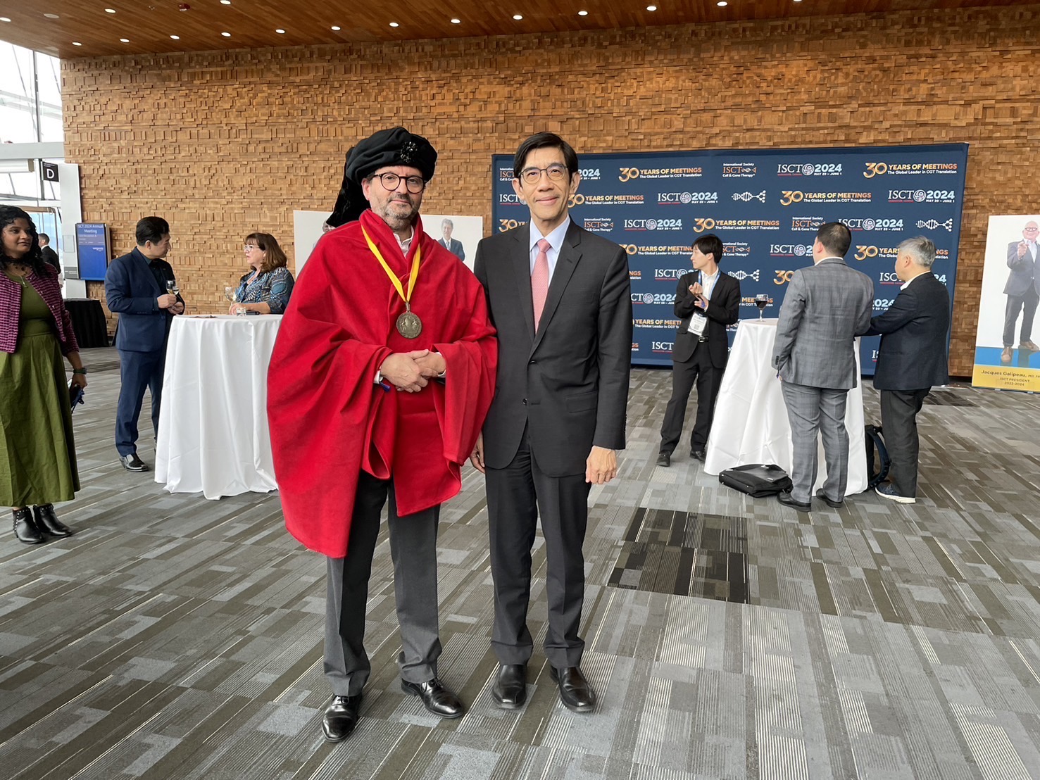 ISCT骨科醫師學委員會主席李光申博士（右）與International Society for Cell and Gene Therapy (ISCT)會長 Dr. Miguel Forte（左）於2024年溫哥華年會合影。圖/作者提供