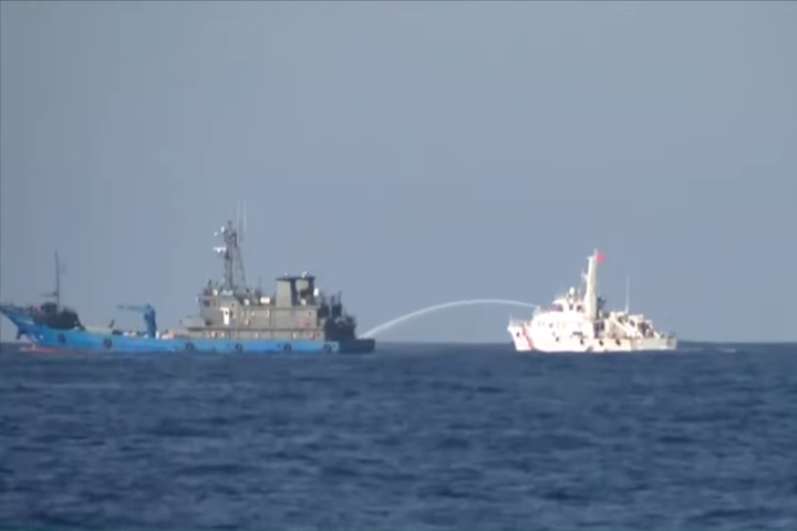 中菲船隻在海面上互射水砲攻擊。圖/取自ANC-24官方《YouTube》頻道
