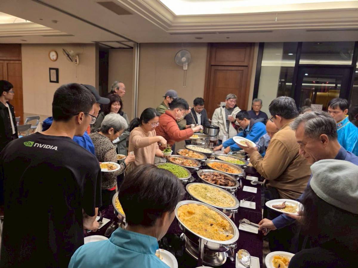 各省鄉親分享自己的家鄉菜。圖/讀者提供