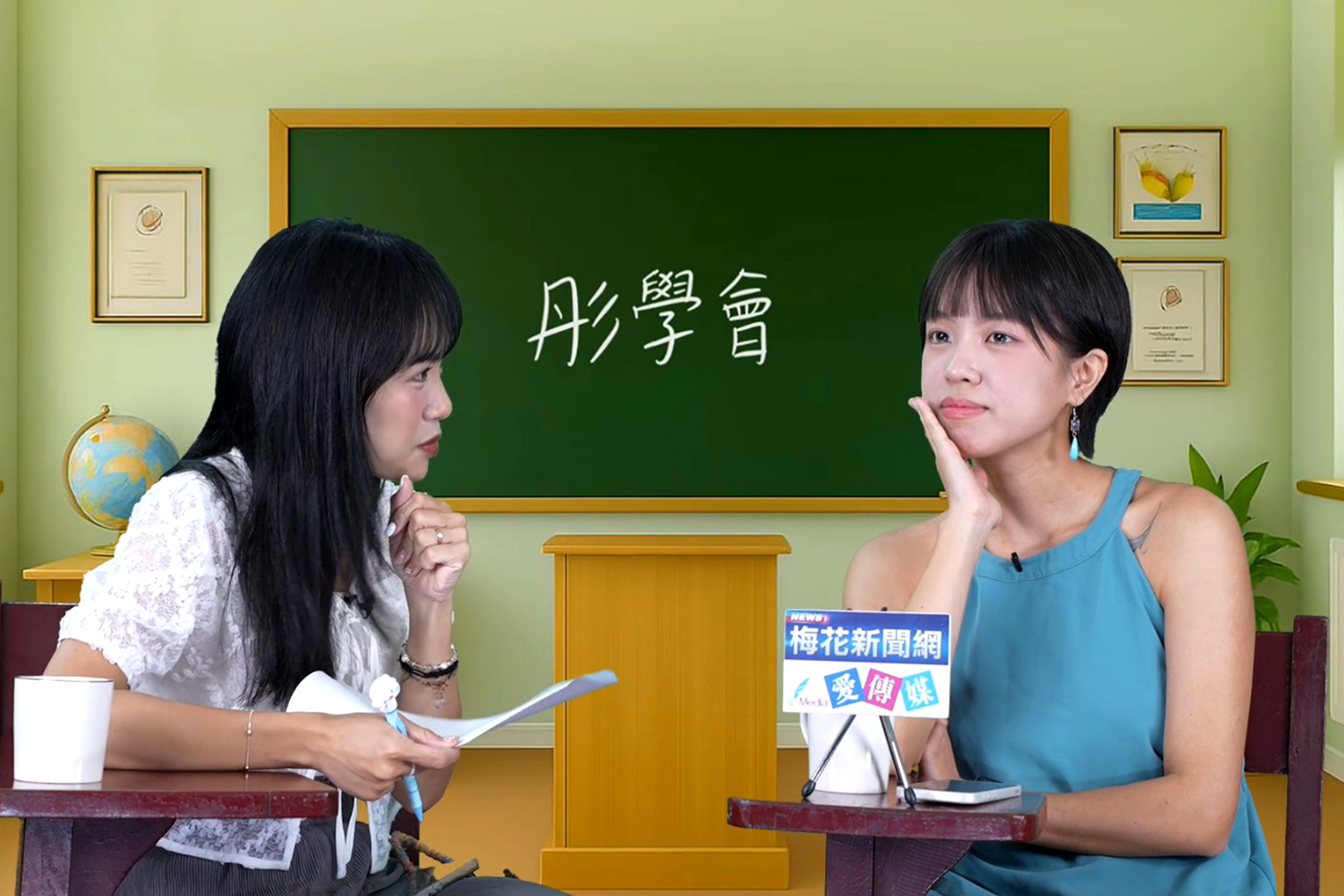 《梅花新聞網》製作、民眾黨發言人張彤（左）主持的政論節目《彤學會》31日邀請到竹北市長參選人邱臣遠辦公室發言人黃心愉（右）登上節目。圖/記者蔡昕蓉攝