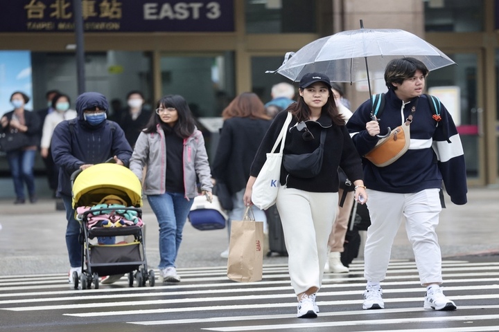 今北東局部短暫雨明回溫轉晴　新年最強冷空氣下周日報到