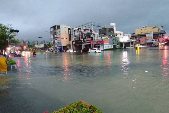 西南氣流影響，台南2日明顯降雨，永康區時雨量逾100毫米，部份區域排水不及，淹水嚴重。圖/中央社
