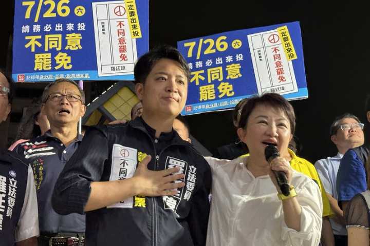 台中市國民黨立委羅廷瑋（右二）17日晚在問政說明會中，揭露有一名立場鮮明的地政士房東，在房客群組公然表示「凡726返鄉投票者，請向房東申請500元的交通補助」，引起議論。圖/中央社