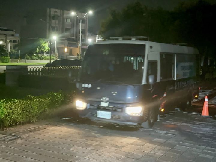 彰化地方法院17日晚間召開羈押庭,深夜裁定謝典霖羈押禁見。圖為載運謝典霖至彰化看守所的警備車。圖/中央社