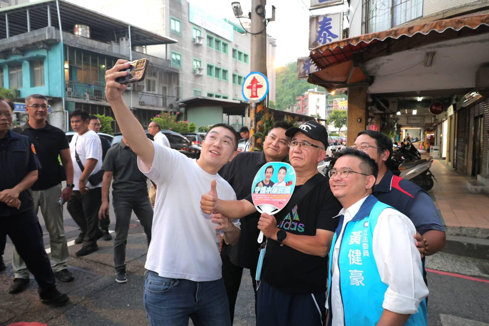 基隆市長謝國樑（持手機者）罷免案將於10月13日進行投票。圖/取自謝國樑臉書