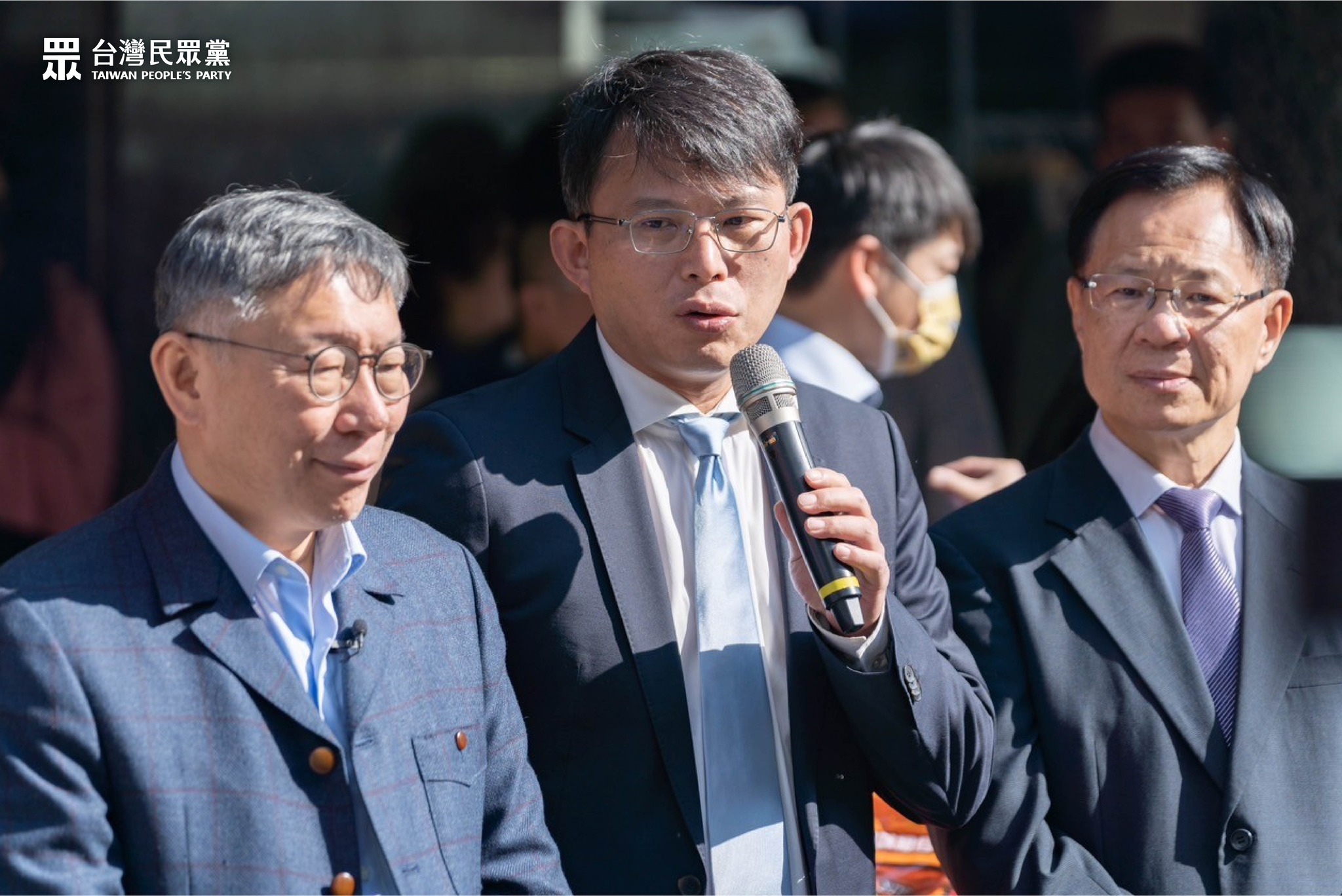 這兩週黃國昌（中）成為了「在野黨領袖人物」，強烈凝聚了藍白群眾，與此相較之下，柯文哲（左）新聞性少了很多？圖/取自民眾黨臉書