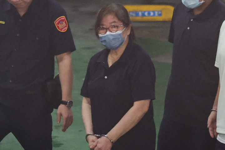 圖為台北地檢署偵辦雙吳罷免提議書涉偽造案，起訴國民黨台北市黨部主委黃呂錦茹等人，北檢6月17日自看守所押解黃呂錦茹（中）移審台北地方法院。圖/中央社