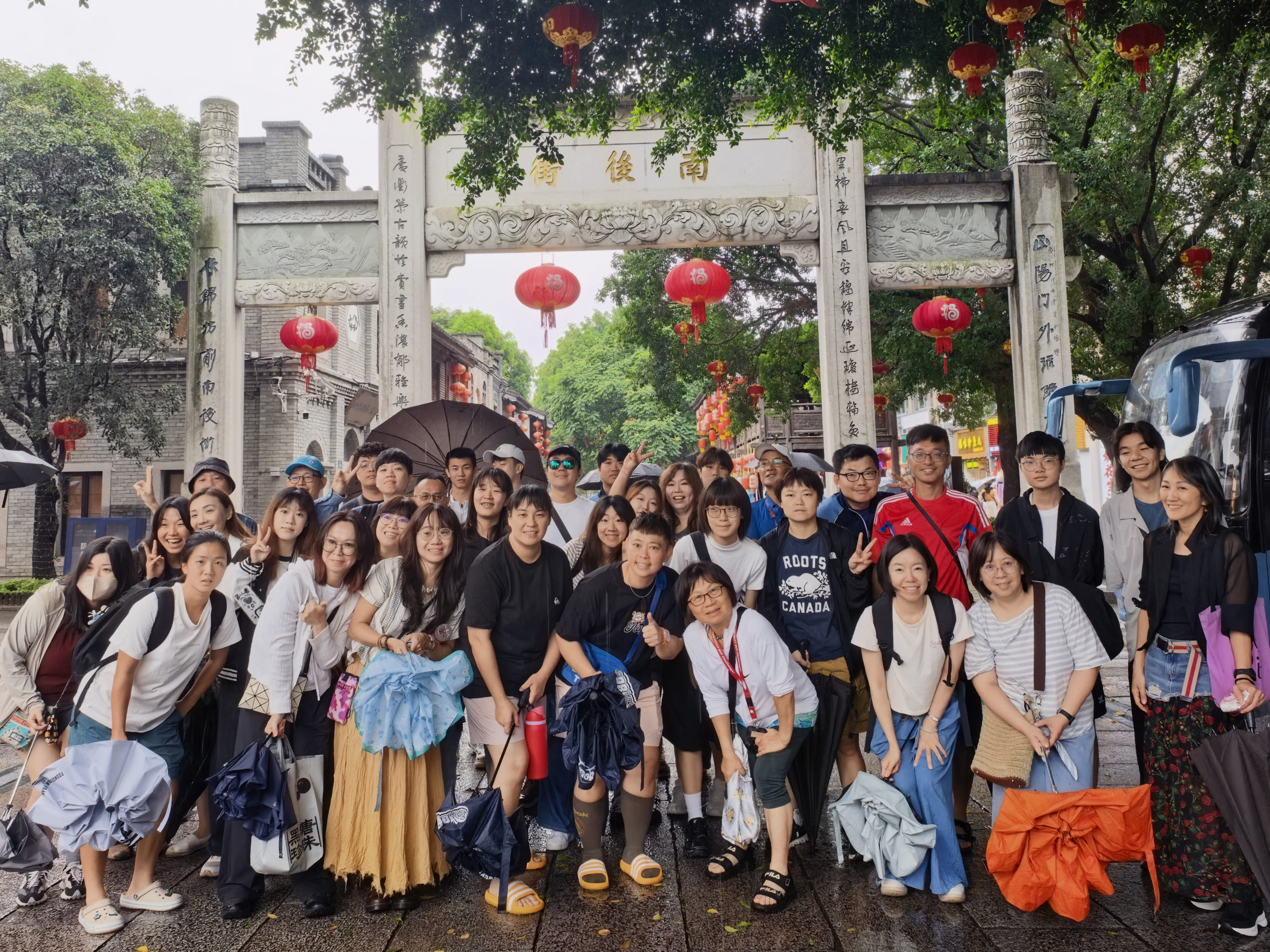 活動期間主辦單位也安排文化參訪行程,圖為兩岸青年前往福州三坊七巷參觀。圖/主辦單位提供