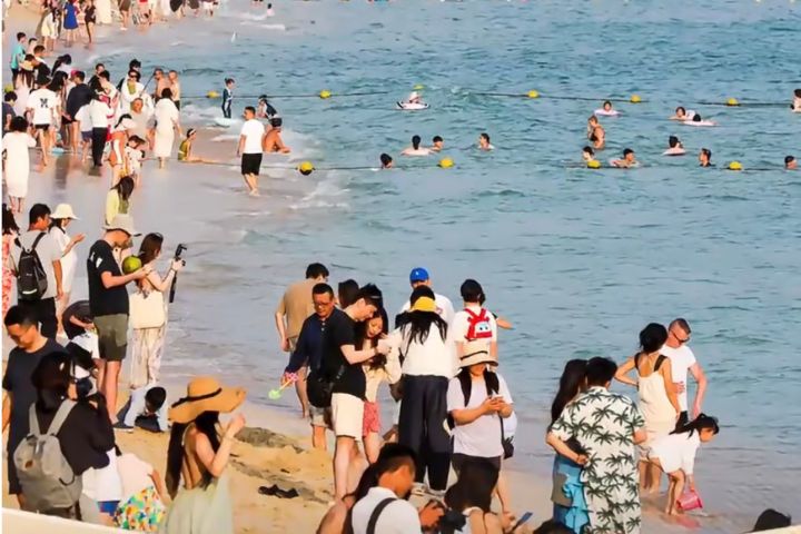   AI定製旅遊也催生出更多細分玩法包含景點、交通與行程安排的完整方案，部分服務還可整合地圖、導航及預訂功能。圖/取自新華社