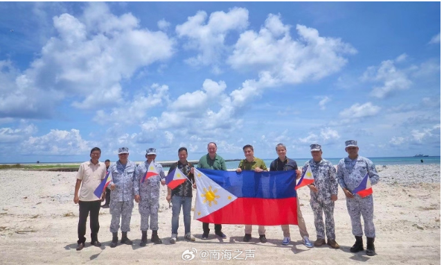菲律賓國防部長16日上午登上中業島，遠處出現大陸海警船。圖/取自@南海之聲