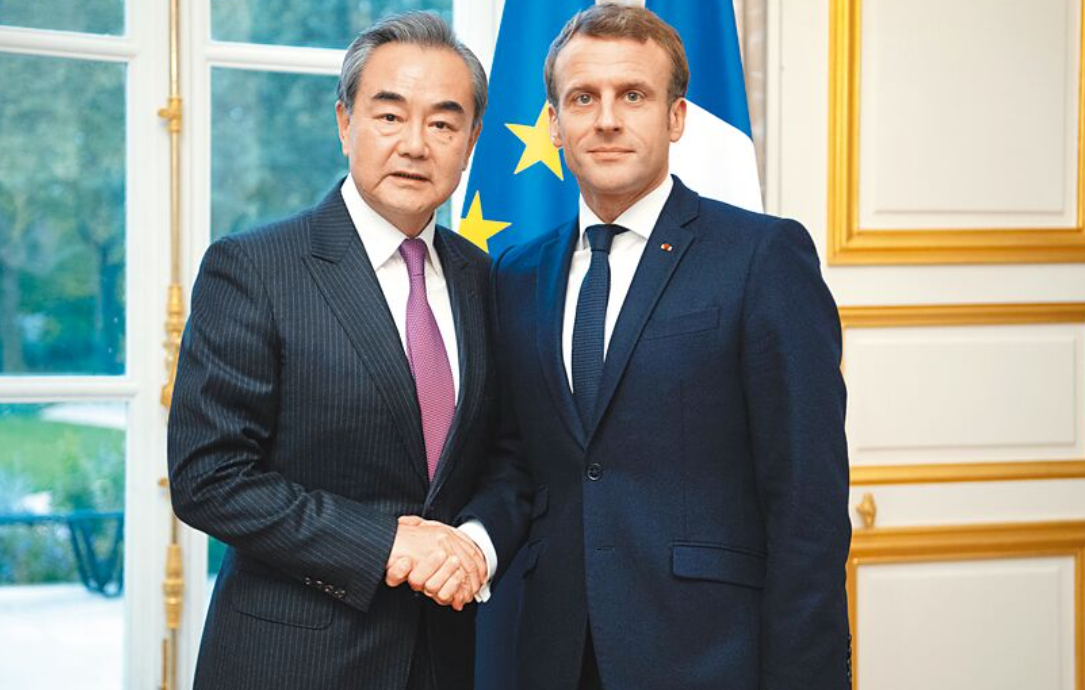 大陸外長王毅(左)6日與法國外長通話時，不點名反擊法國總統馬克宏的涉台言論。資料照。圖/取自新華網