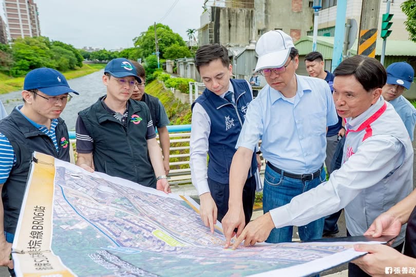 桃園市長張善政（右二）視察建運時拉著牛煦庭陪同，日前表明斥資40億建「蘆竹行政園區」也是牛煦庭陪同。圖／取自張善政臉書