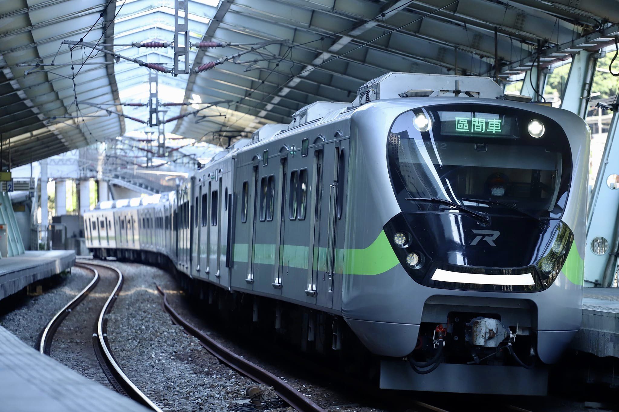 台鐵將於6月26日進行全線大改點，未來台北至高雄更是僅約3小時38分鐘可抵達。圖/取自台鐵官方臉書