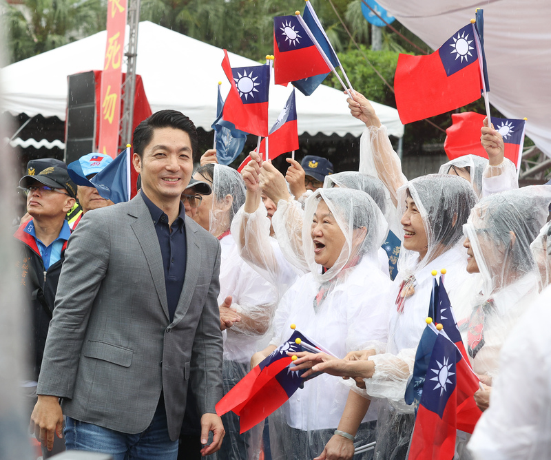 台北市長蔣萬安（前左）到場時，民眾揮舞國旗熱情歡迎。圖/中央社