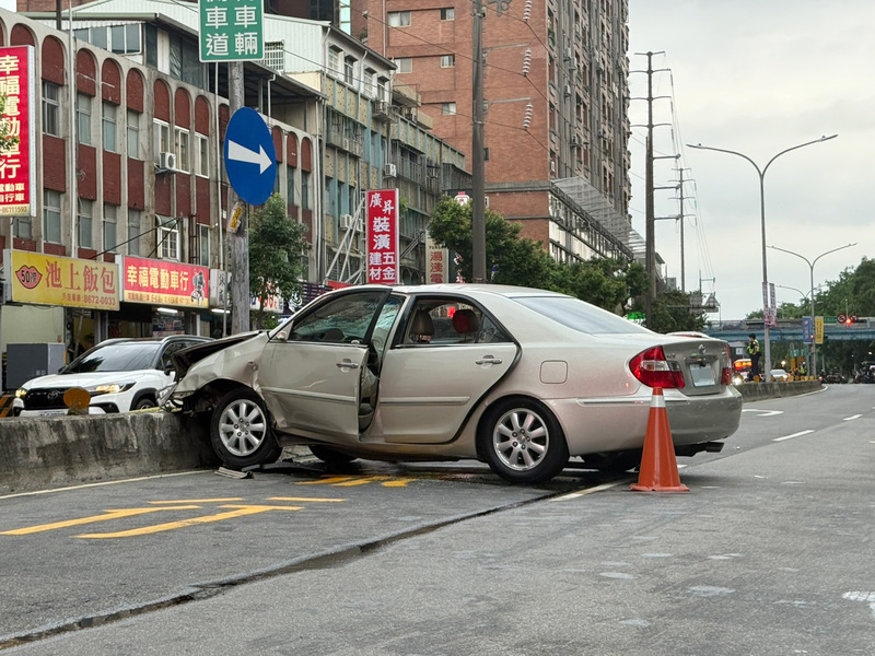 新北市三峽區國成街與國光街口19日下午發生重大車禍，1輛自小客車不明原因衝撞多名路人，直到在復興路110巷巷口自撞中央分隔島才停下。圖/中央社