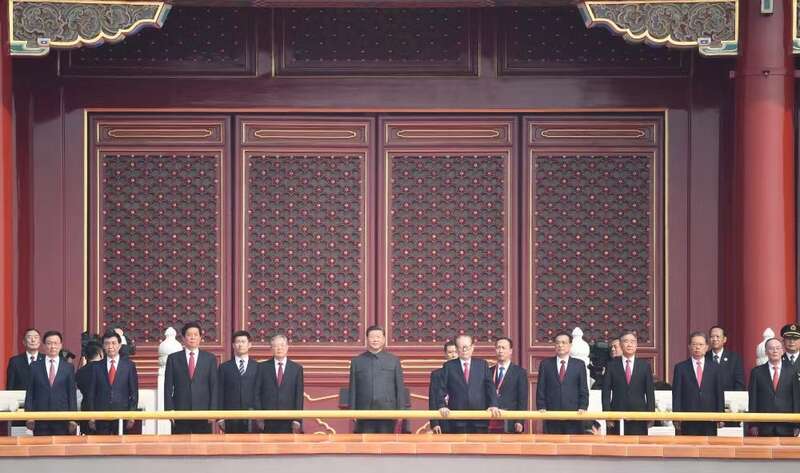 2019年中共建政70周年閱兵慶祝活動中，習近平站中間，江澤民（習右一）與胡錦濤（習左一）等前任領導人出席天安門相關活動，這是習近平與江澤民公開罕見可找到的照片了。圖／取自央視