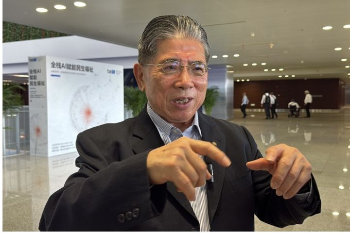 台灣研發管理經理人協會理事長羅仁權18日在「兩岸人工智能融合發展創新論壇」演講，並在場外接受媒體訪問。圖/中央社