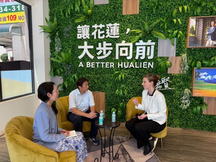 荷蘭在台辦事處經濟韌性政策資深統籌官林瑪麗亞(右一)、資深新聞與文化事務官周容卉(左一)一行，日前拜訪未來基地，與花蓮縣長參選人魏嘉賢(右二）針對花蓮的教育、防災、農業及國際交流等議題交換意見。圖/魏嘉賢辦公室提供
