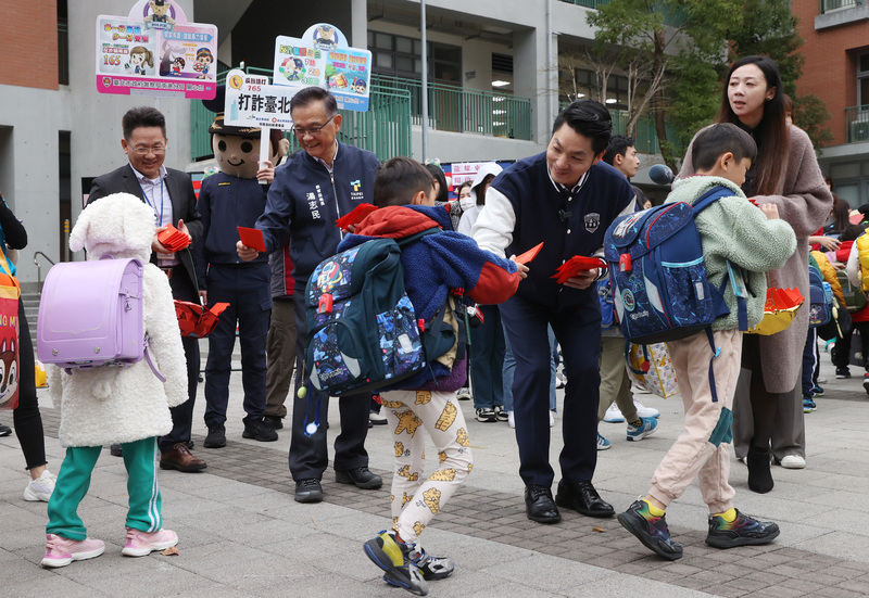 台北市長蔣萬安與教育局長湯志民至東新國小關心學生開學狀況，並在校門口發放紅包。圖/中央社