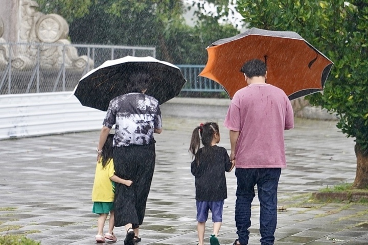 東北季風增強未來一周先濕後乾　中部以北偏涼低溫探15度