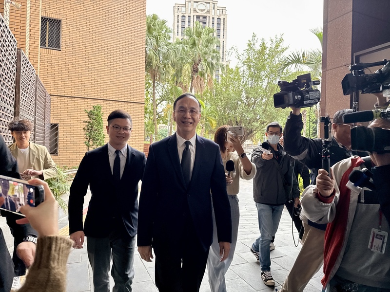 前國民黨主席朱立倫(右)在其子弟兵凌濤(左)的陪同下赴北檢。圖/中央社