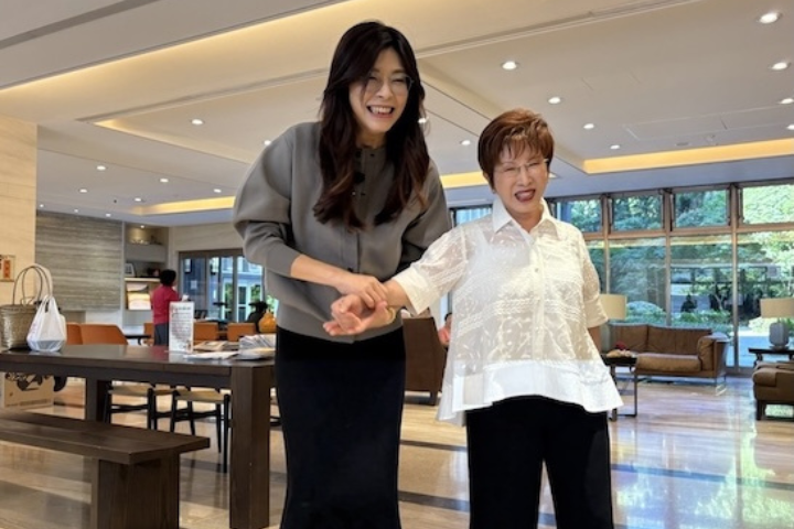 最萌身高差！鄭麗文選前拜會　洪秀柱：艱困時往往都是女人出來