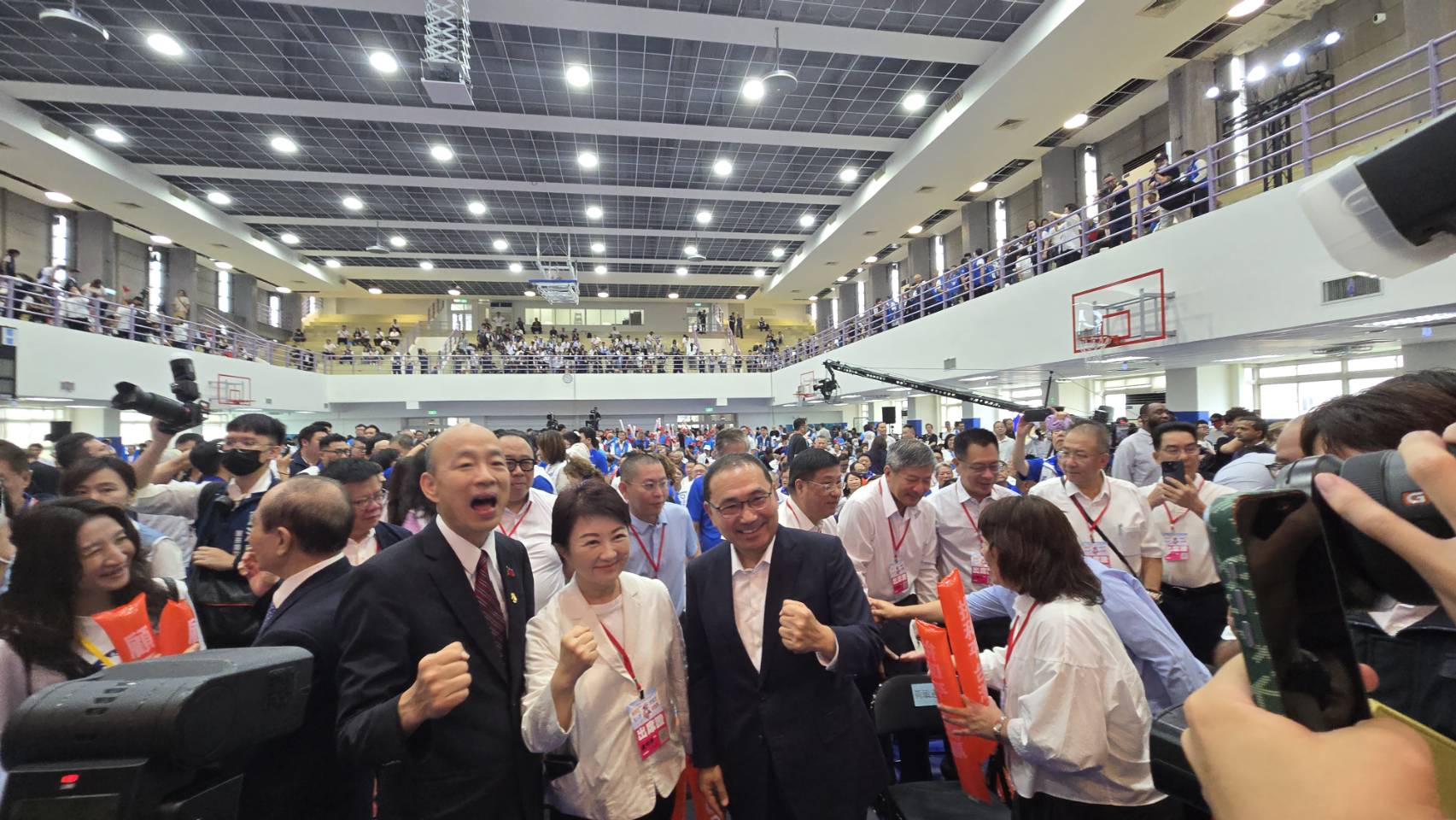 出席25日國民黨全代會的立法院長韓國瑜(左)、台中市長盧秀燕(中)、新北市長侯友宜(右)。圖/記者宋秉忠攝