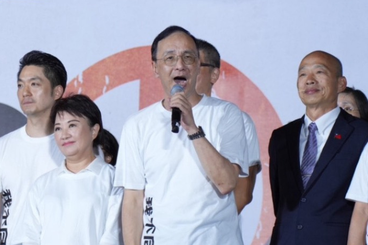 15萬人聚凱道！藍營大合唱「毋甘願的人」  朱立倫：726是守護台灣民主之戰