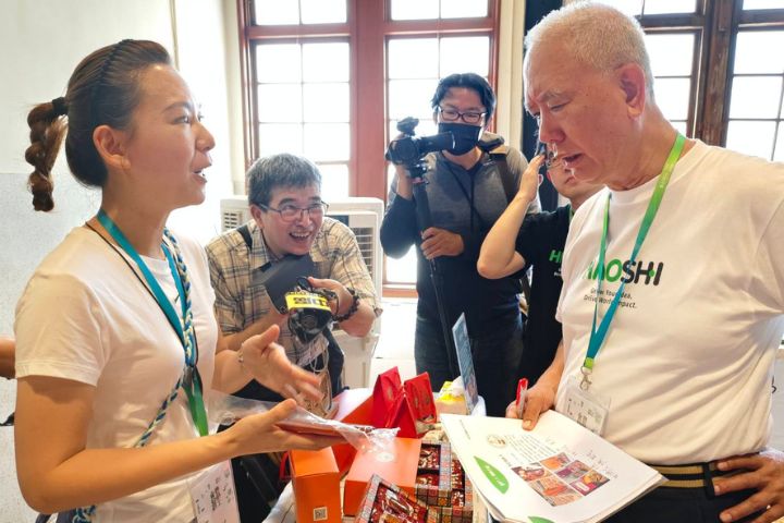 好食好事基金會捐助人代表魏應充攤位巡禮，與食農創生團隊「李記烏魚子」（女）對談。圖/好食好事基金會提供