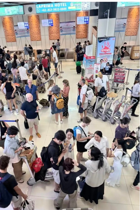 地震後前往機場時,機場一度因安全因素封閉,之後重新開放,現場聚集大量等待離境的旅客。圖/取自上游新聞
