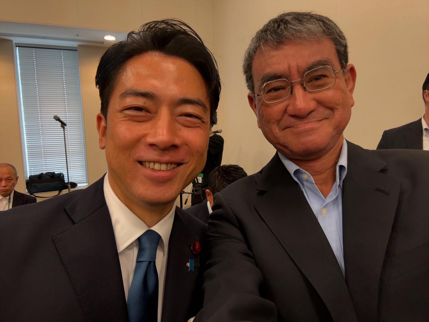 曾任日本外務大臣、防衛大臣的河野太郎（右）正在台訪問。圖為今年9月他與現任日本防衛大臣小泉進次郎合影兩人都是政治世家，小泉進次郎父親為小泉純一郎，河野太郎父親是河野洋平。圖／取自河野太郎臉書