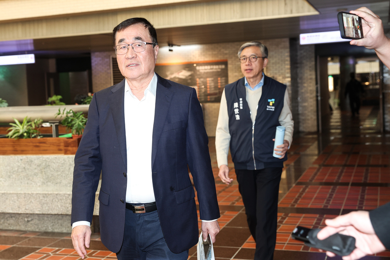 台北市副市長李四川（前）也避談是否會一場「李劉會」，只表示會依黨中央決定。圖／中央社