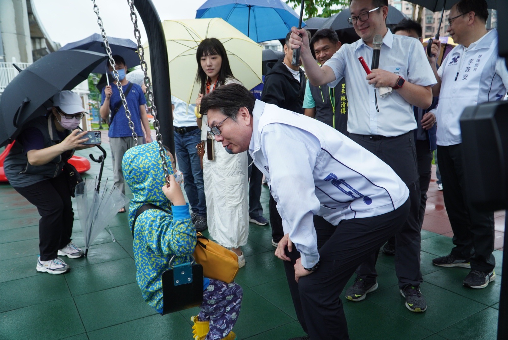 國華公園2日啟用，新北市副市長劉和然與搶先體驗公園設施的小朋友互動。圖/取自新北市政府網站