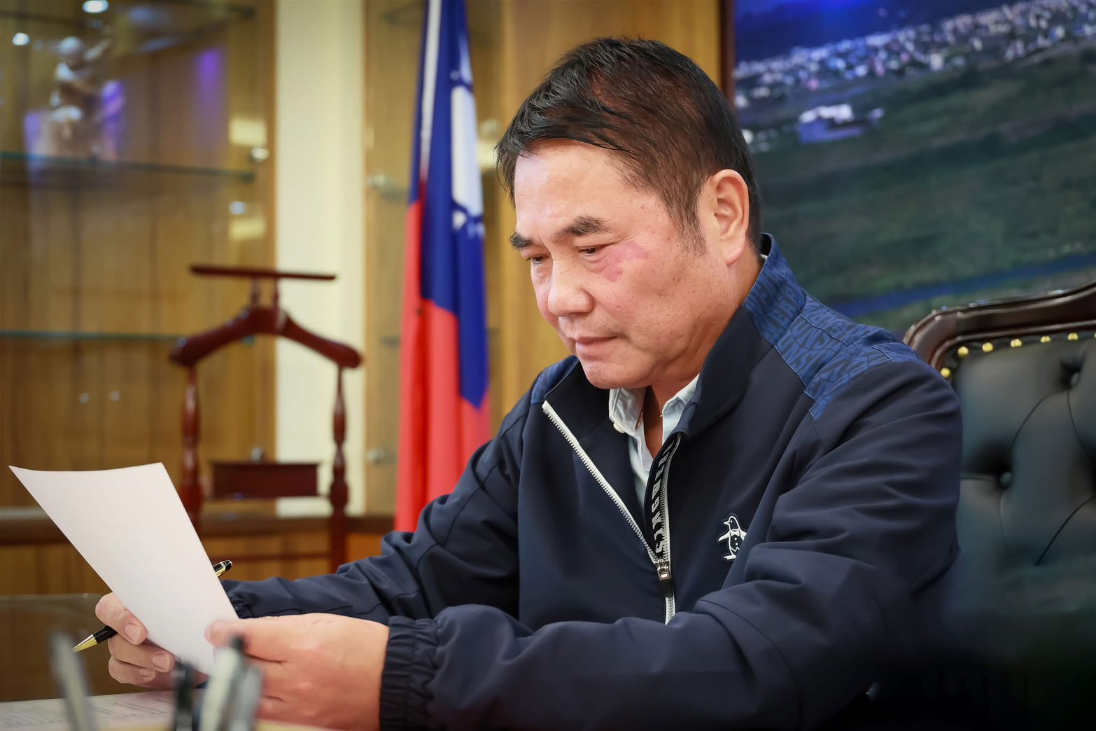 對於建台高中錯報考科一事，苗栗縣長鍾東錦意有所指的表示，有民代單打獨鬥。圖/取自鍾東錦臉書