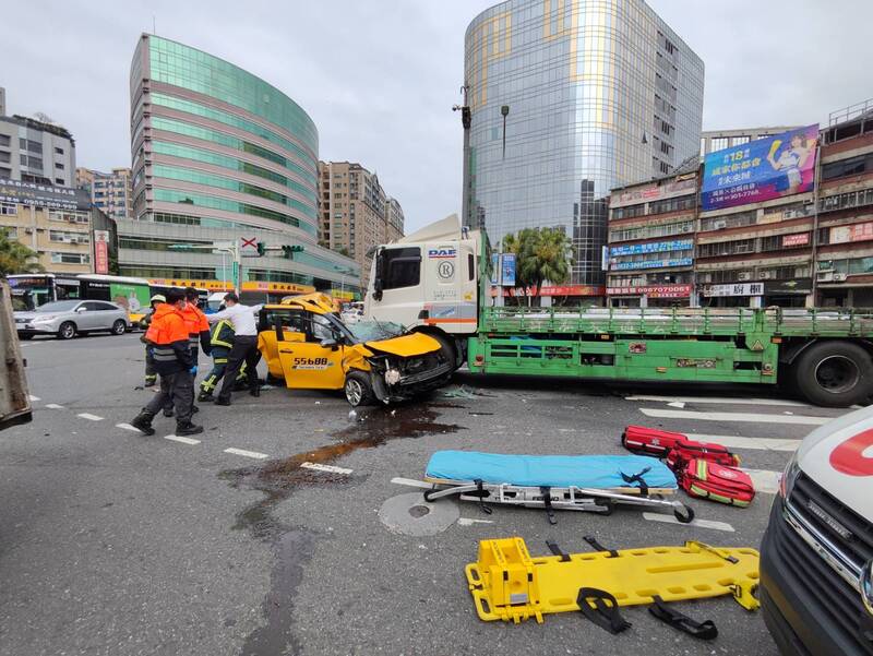 肇事計程車駕駛當場失去生命徵象，送醫搶救不治。圖/中央社