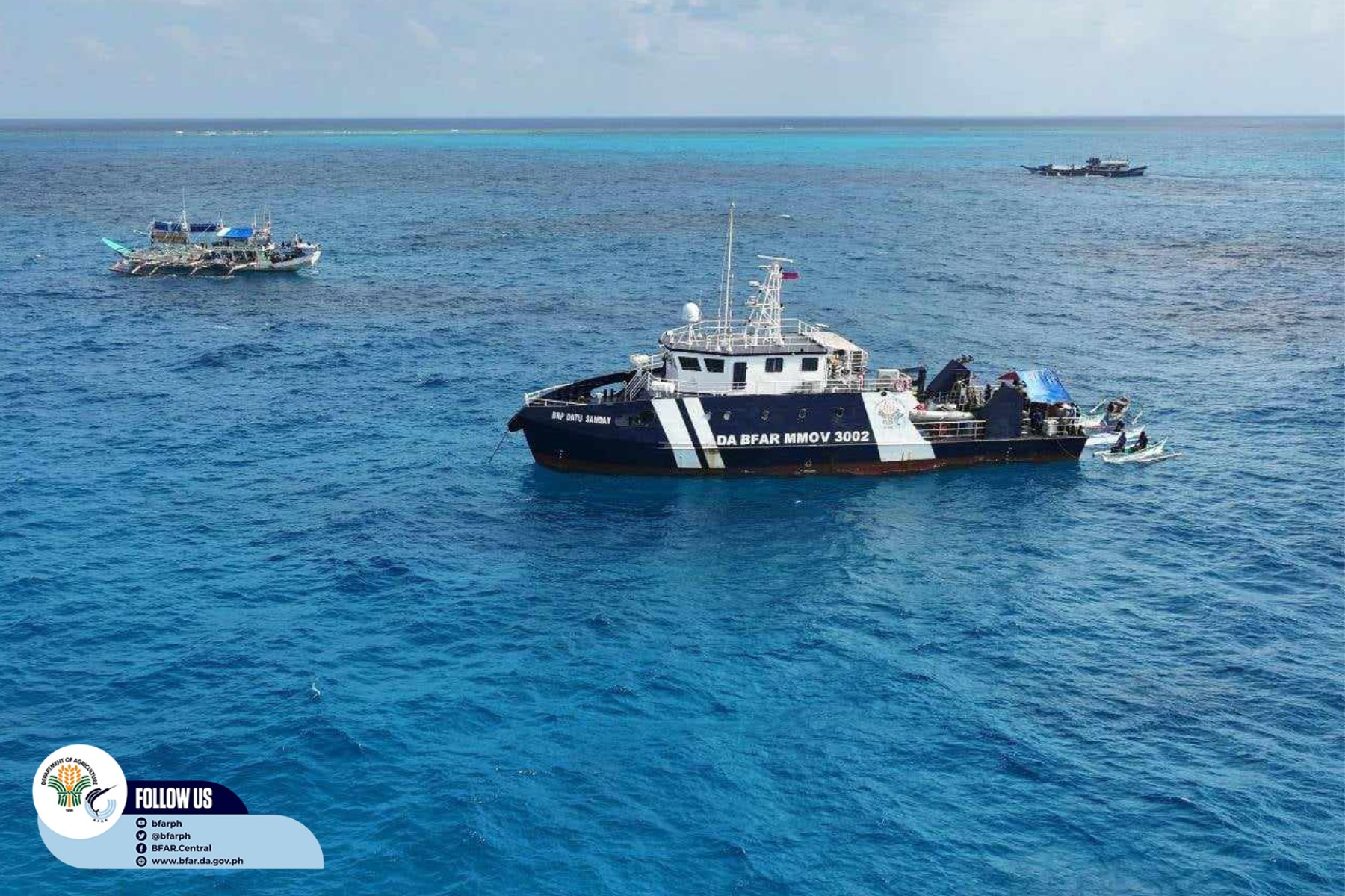 PCG船艦在黃岩島海域護漁。圖/取自PCG《臉書》官方粉專